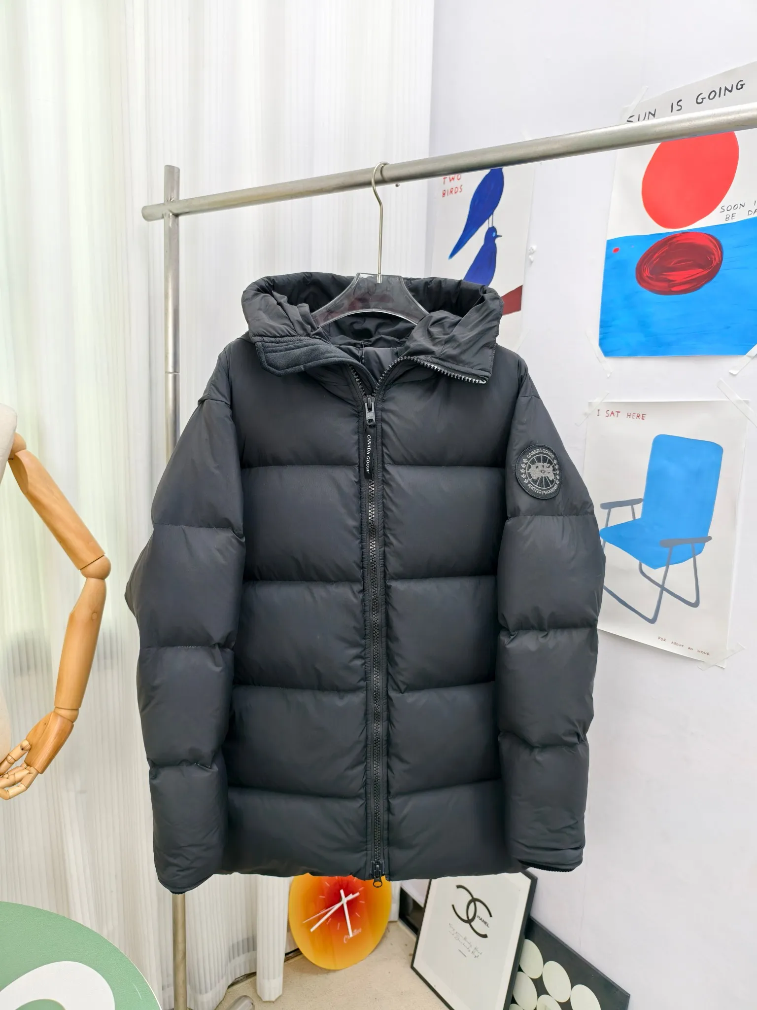 P940 Canada Goose Lawrence Down Jacket The Lawrence Down Jacket provides essential protection for everyday adventures and is made from sustainable Enduraluxe fabric with a durable soft touch. It features a quilted body, an adjustable down hood and a longer hem. Adjustable, down-filled, communicated hood. Two-way center front zipper increases range of motion and ventilation. The chin-protecting suede knit stand-up collar is soft and extra-comfortable. Inset rib-knit cuffs for added comfort and locked in heat. CORDURAD piping at the cuffs hem and reflective double-stripe grip tape at the back. Internal shoulder strap Color: black with red label black with black label azure blue Size: XS-2XL
